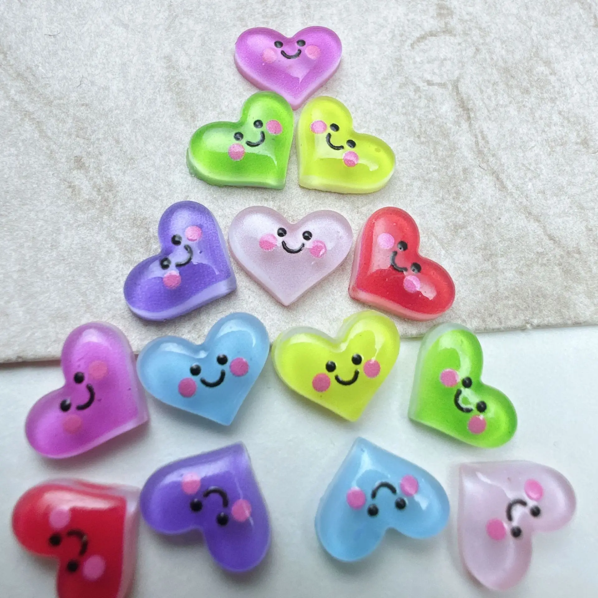 30/50/100 Stück 8*10,5mm Herzförmige DIY Nagelkunst-Dekorationen Smiley-Gesichter Mehrfarbige Tragbare Künstliche Nägel Zubehör