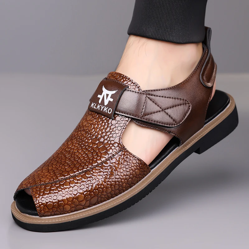 Men Closed Toe Sandals Crocodile Grain Adjustable Magic Strap Big Size 39‑48 Non‑Slip Flat Beach Summer Casual Male Shoes