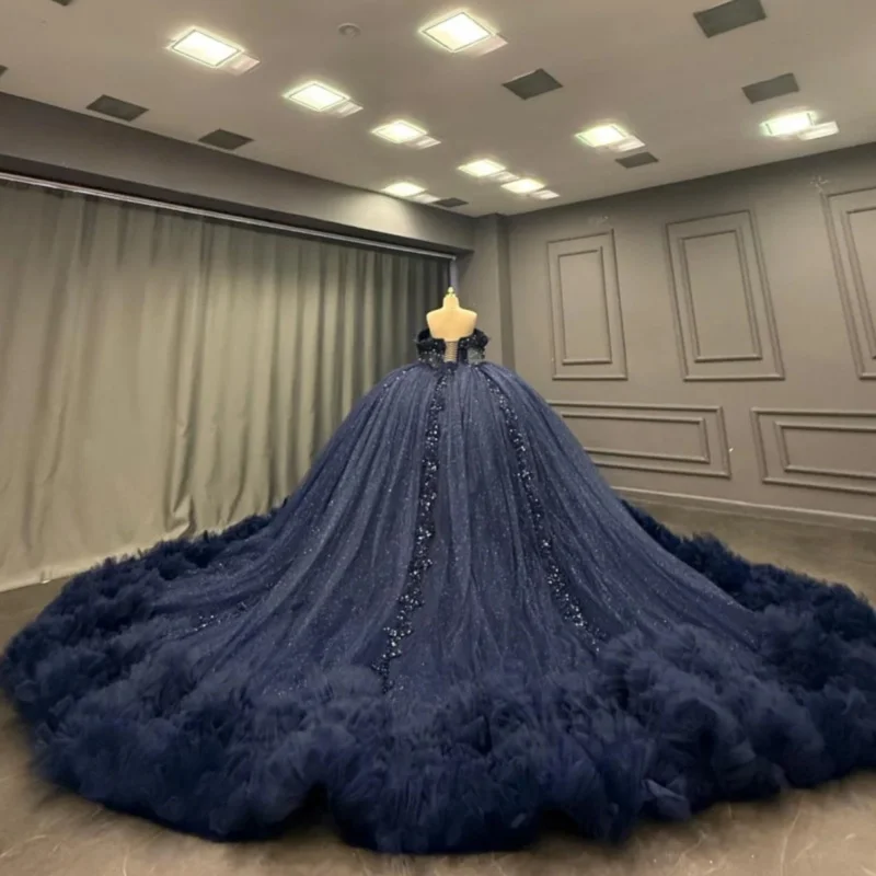 فستان Quinceanera باللون الأزرق الداكن اللامع عاري الكتفين من الدانتيل الكريستالي بطبقات وذيل طويل فيستدوس دي 15 Quinceanera ﻿ تخصيص