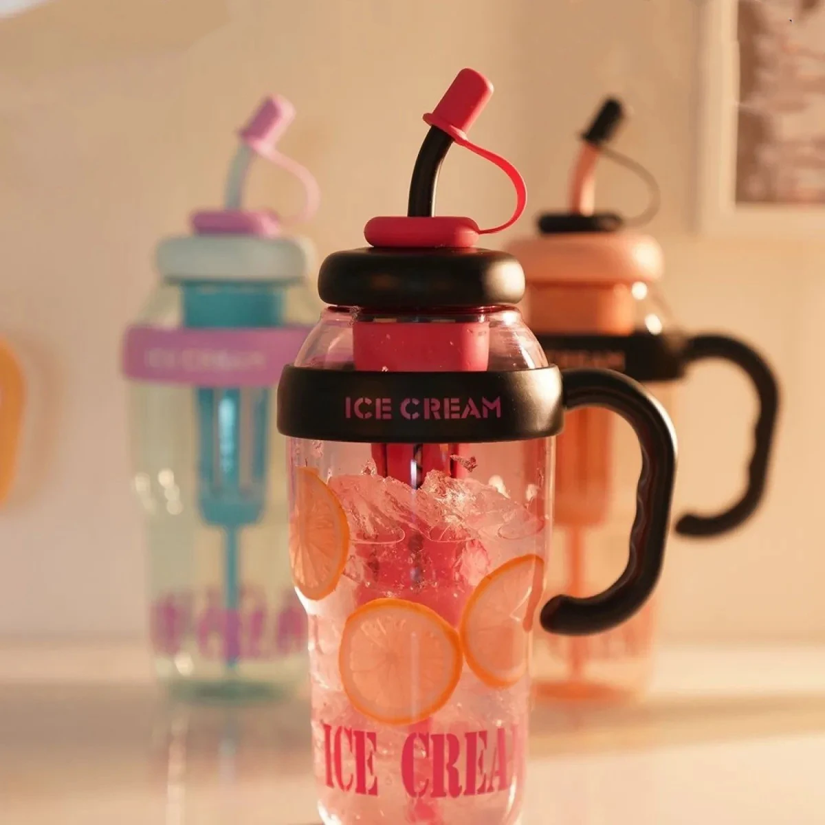 

Спортивная бутылка для воды большой емкости с милым дизайном с широким горлышком. Красивая и портативная. Подходит для использования на открытом воздухе в всех сезонах.