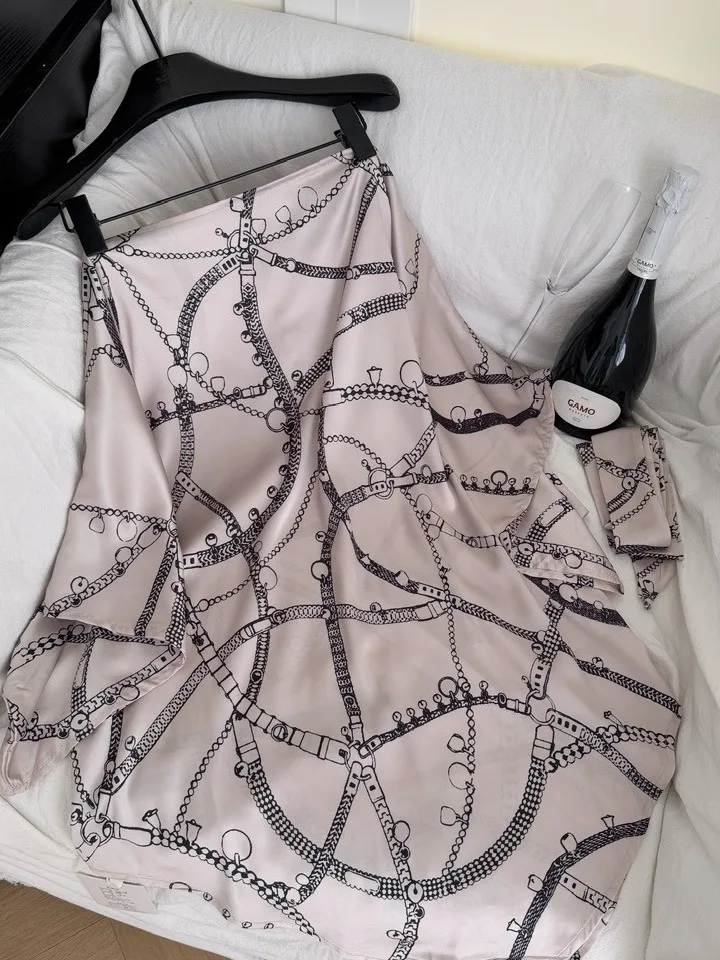 세련된 비대칭 셔츠 드레스 새틴 프린트 벨트 허리 사이드 타이 슬랜트 숄더 디자인 반팔 A라인 스커트 드레스