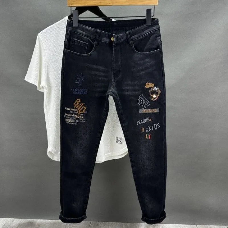 Pantalones vaqueros bordados de alta gama para hombre, pantalones bordados con patrón de marca a la moda para hombre, nuevos pantalones ajustados versátiles de moda para otoño e invierno