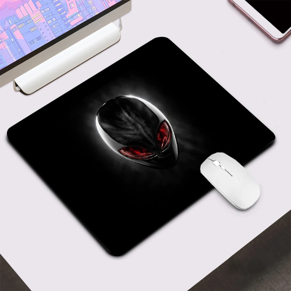 لوحة ماوس ألعاب صغيرة من Dell Alienware لوحة ماوس كمبيوتر للمكتب لوحة مفاتيح للمكتب وحصيرة من السيليكون للكمبيوتر المحمول