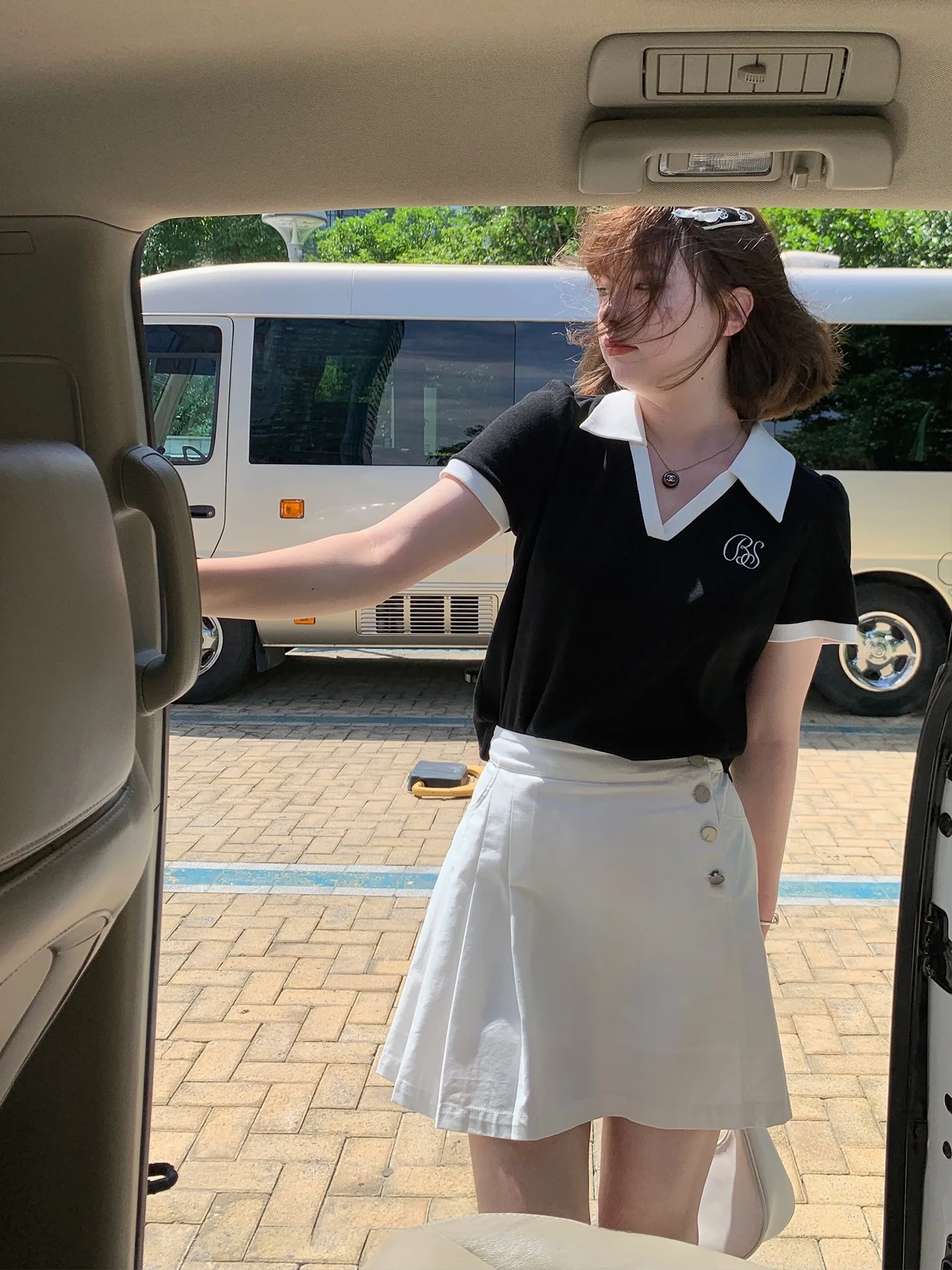 

Женская вышитая блузка больших размеров свободного кроя из смесового хлопка и полиэстера, летняя повседневная одежда, топ с V-образным вырезом и коротким рукавом