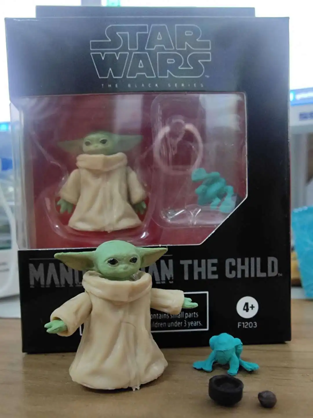 Figura Coleccionable Disney Star Wars Mandalorian Estilo Q - Edición Yoda Caja Negra - Artículo de Colección para Exhibición
