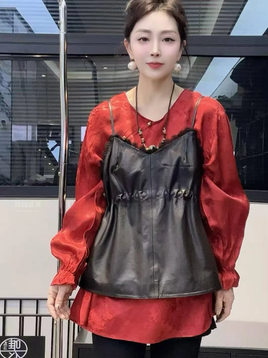 

Новая женская кожаная жилетка из овчины 2025 года: приталенный топ-майка средней длины на молнии для повседневной носки