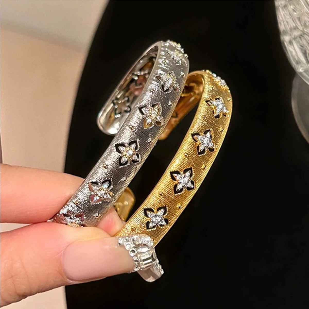 

2024 New Cubic Zirconia Retro Brushed Quatrefoil Bracelet for Women Office Party Birthday Gift Jewelry Accessori