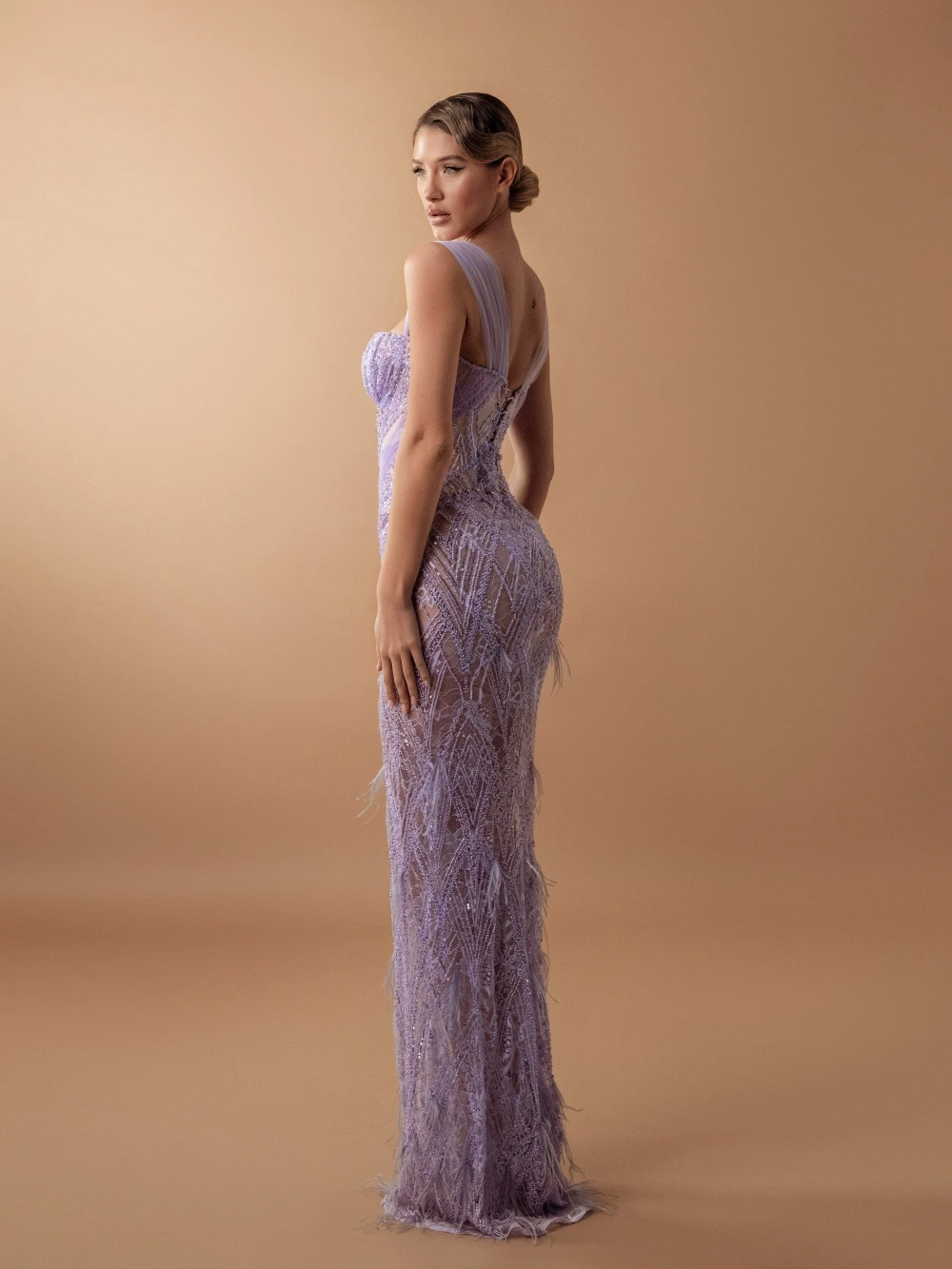 Fioletowa, koronkowa suknia wieczorowa z koralikami, długa, prosta, z piórami, wykwintna, z dekoltem w kształcie serca, suknia na przyjęcie weselne, szyta na miarę suknia na studniówkę.