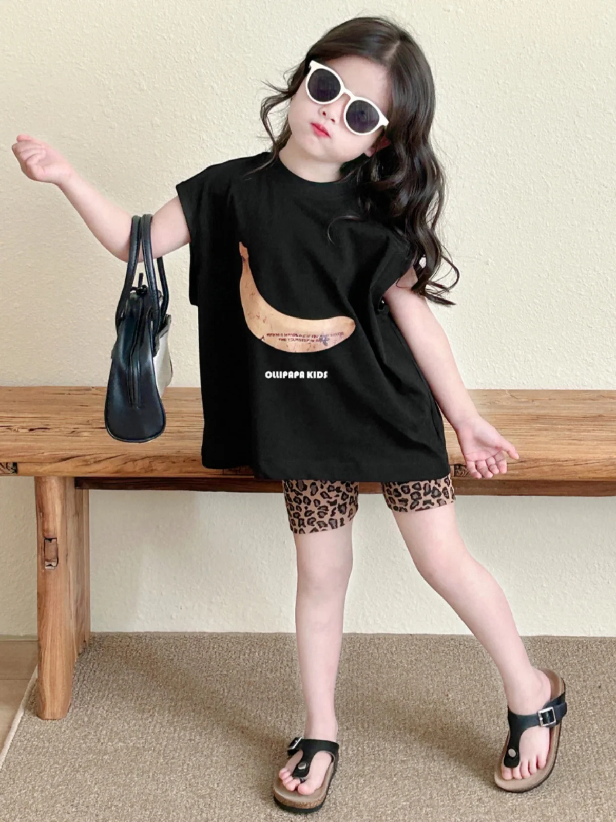 Completo casual o sportivo per bambine, stile coreano, nuova collezione estate 2024, alla moda, set due pezzi composto da top e pantaloncini.