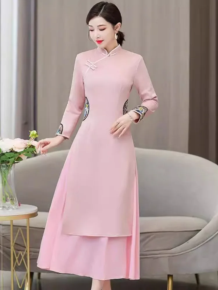 

Elegant Embroidered Mandarin Collar Split Hem Dress – Long Sleeve Slim Fit Classical Dance Performance Costume