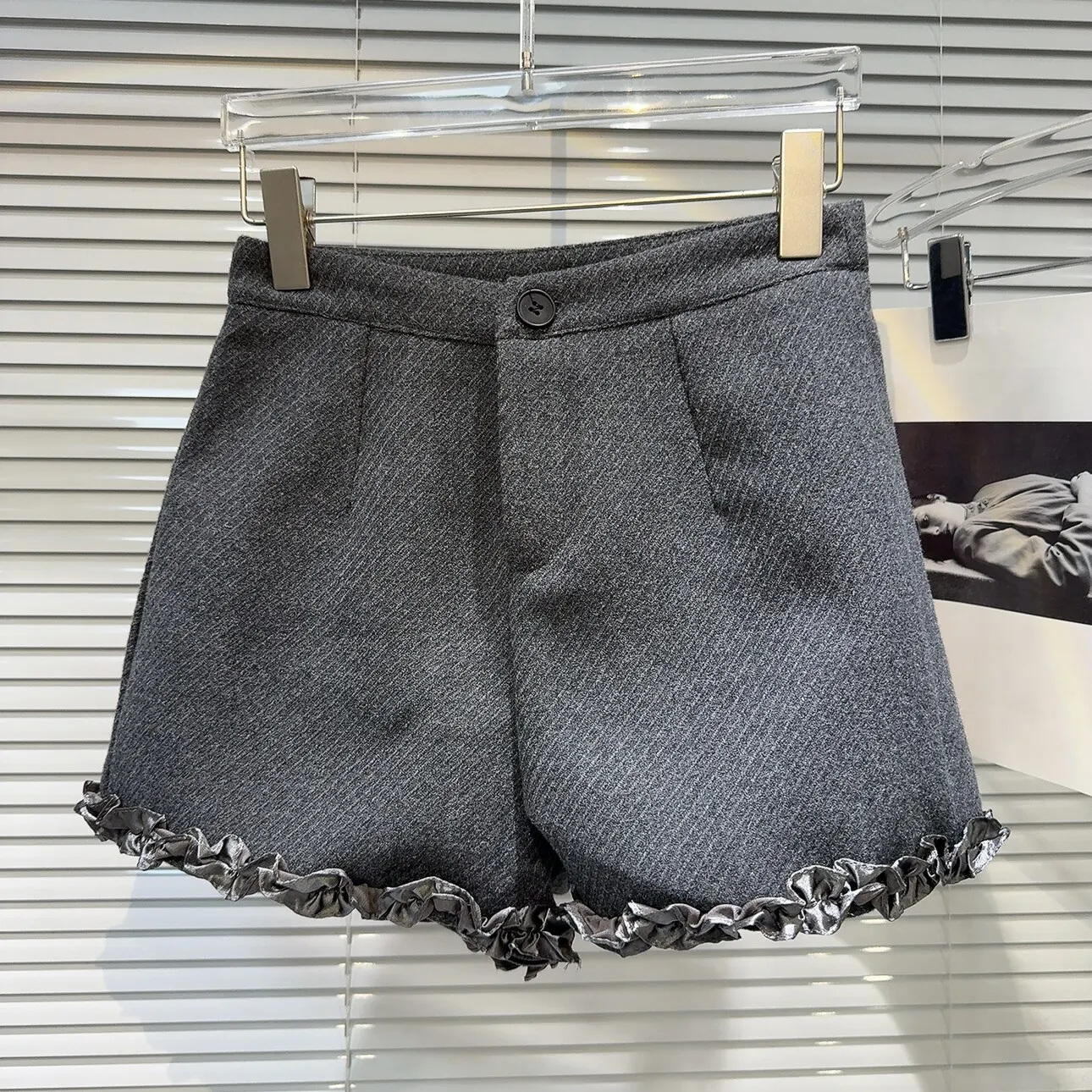 Fashion Spring Autumn Ruffled Edge Wrinkle Woolen Fabric Shorts Female High Waist Solid Zipper Casual Slim Shorts for Women