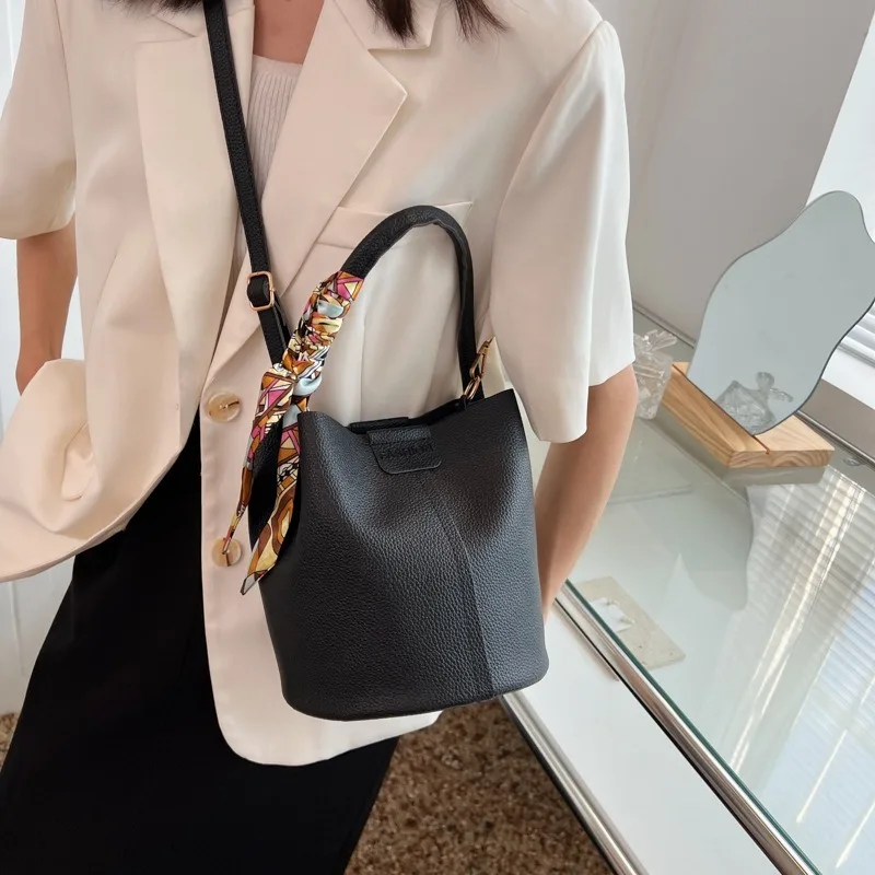 Large capacity women\'s bag 2023 new fashion internet famous single shoulder bag with texture niche crossbody bucket bag handbag