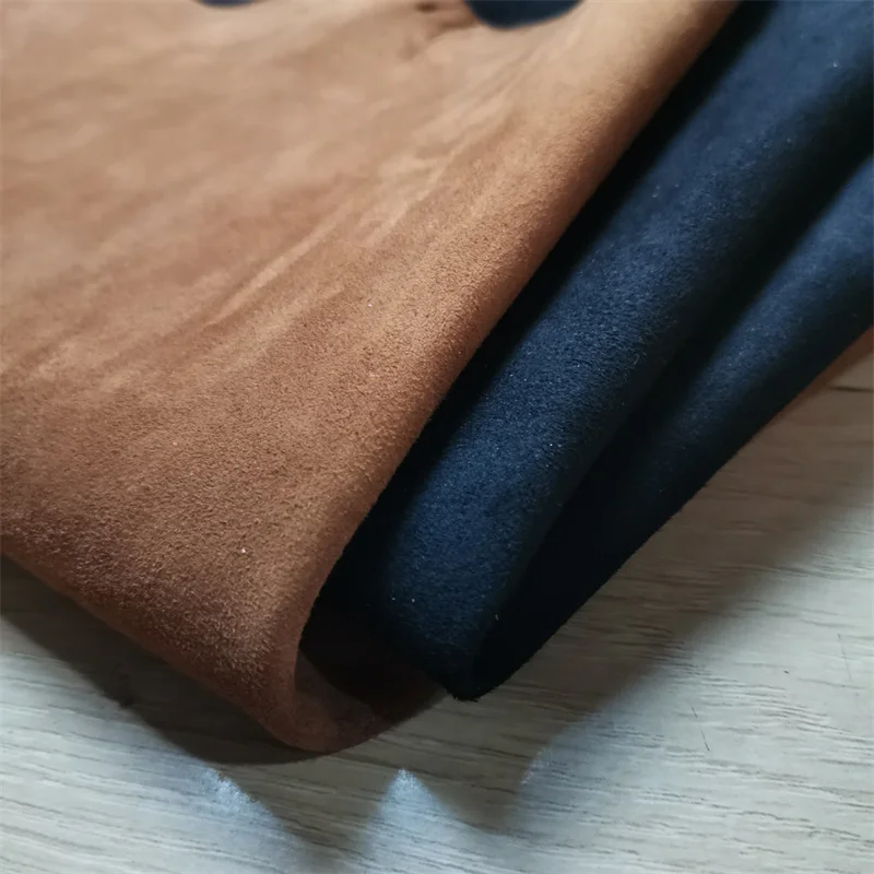 1 mm braunes schwarzes Schaf-Wildleder. Oberleder. Echtlederstoff. Handgefertigtes DIY für Kleidung im Inneren. Paketkante. Ganzes Schaffell – Detail 24