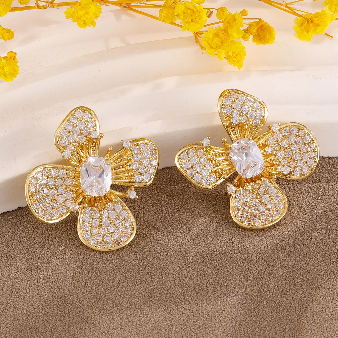 ZAKOL Luxuriöse Vintage-Blumenform-Ohrstecker für Damen, mehrfarbiger Zirkonia-Stein, auffälliger Ohrschmuck für Hochzeiten – Detail 4