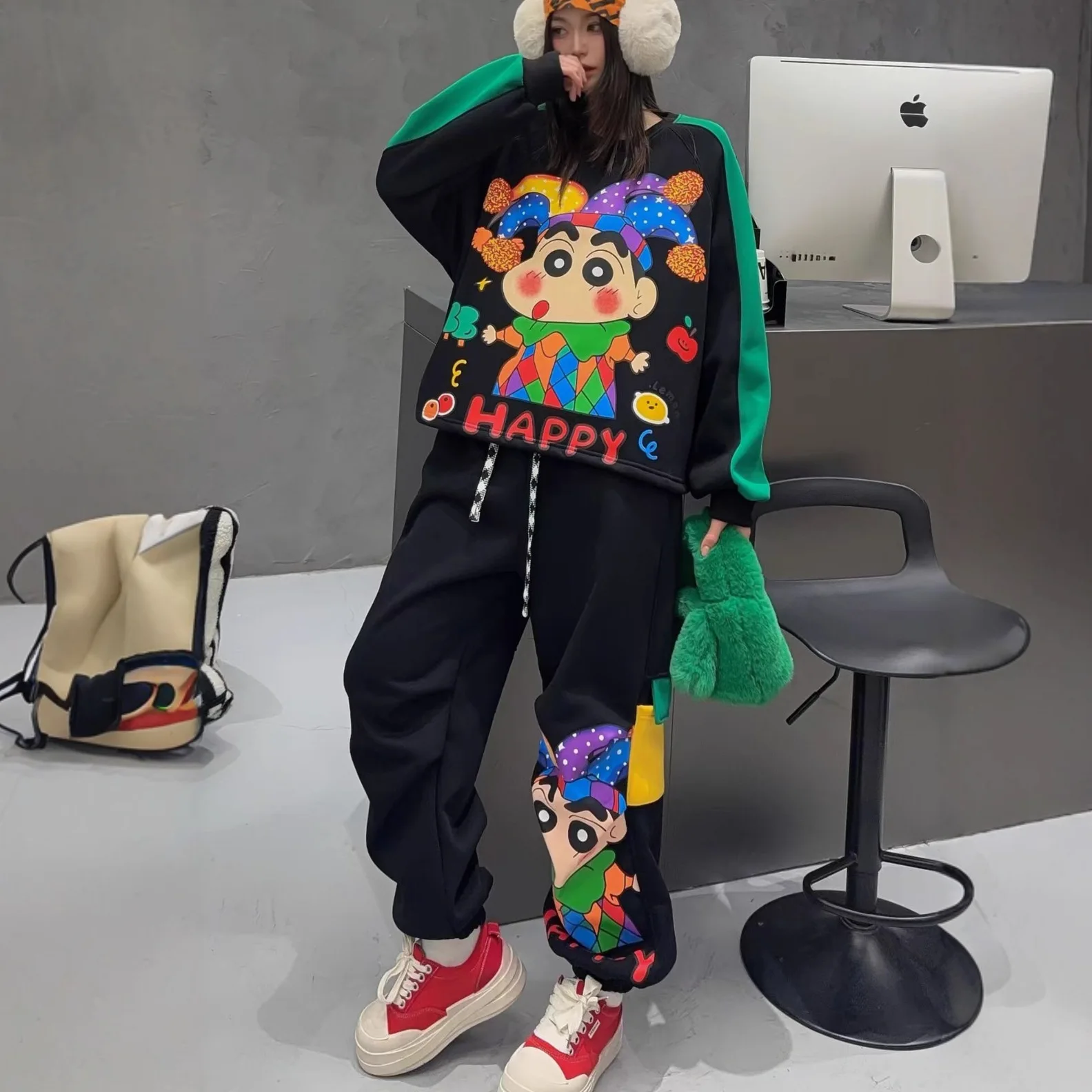 Novo conjunto de duas peças Crayon Shin-chan – feminino emendado contraste cor espartilho suéter moletom solto preguiçoso vibração roupa de desviando de idade