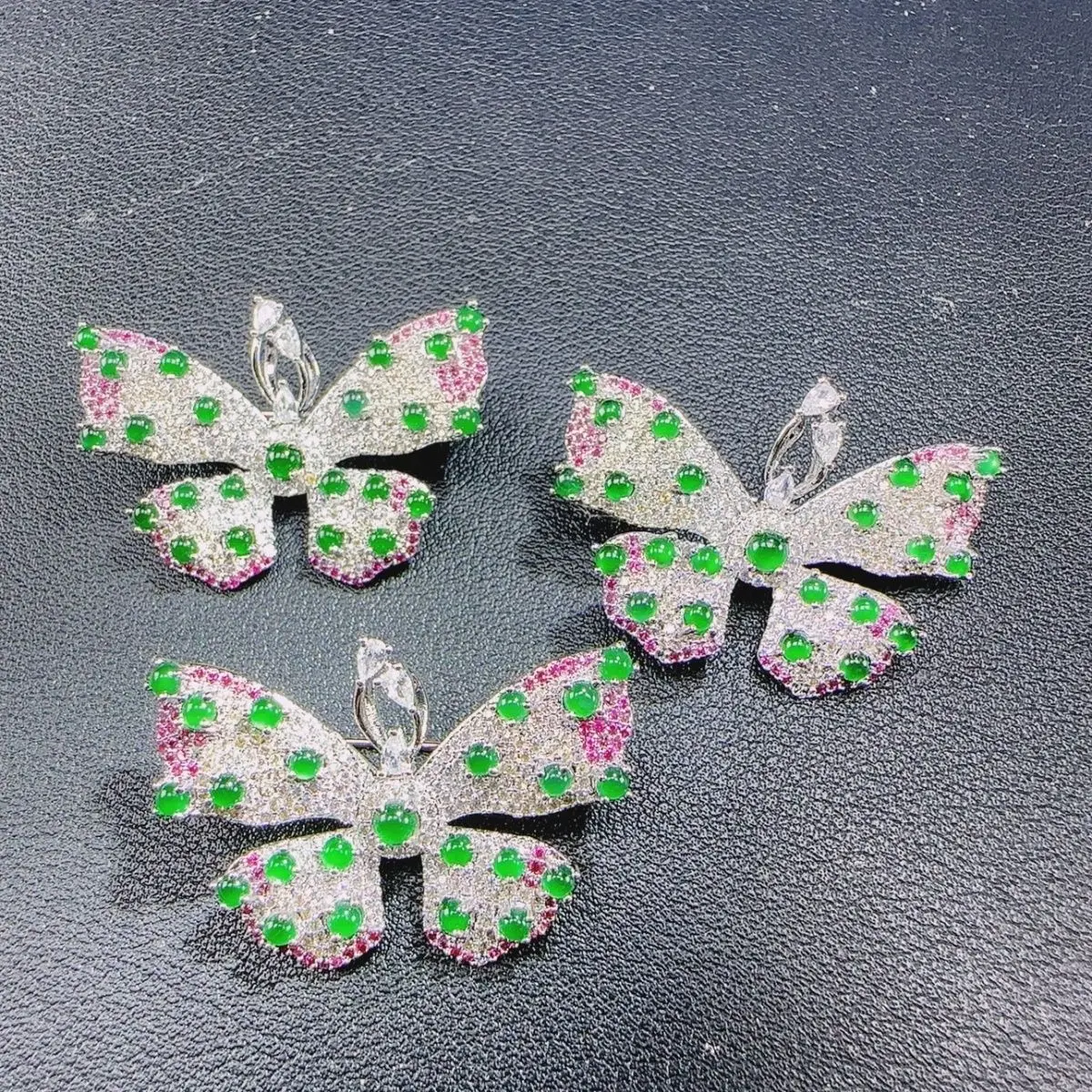 Natural A jadeite green egg surface butterfly brooch pendant (diversity is selected for delivery), one shot and one shot.
