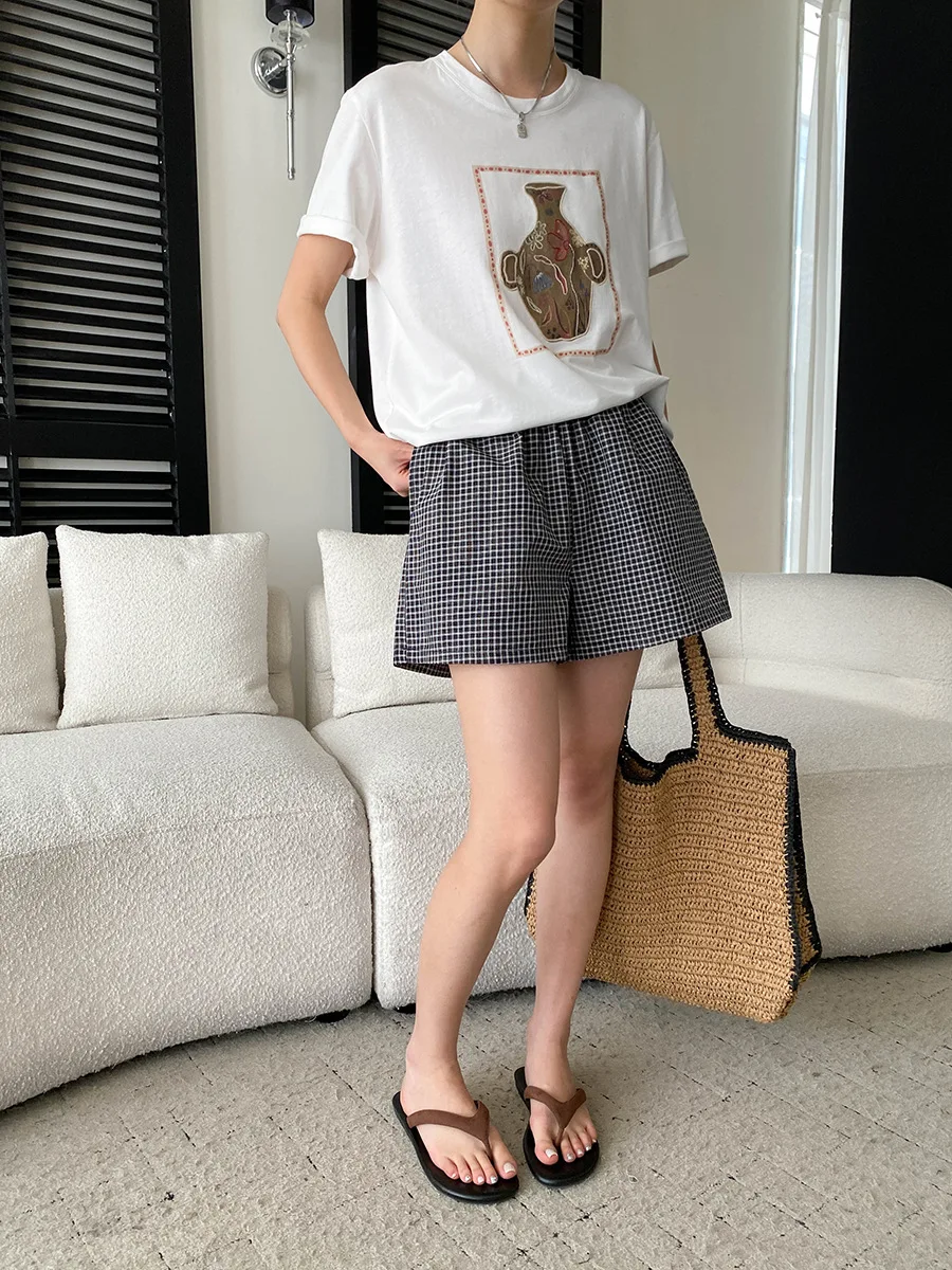 Sommerliche Damen-Shorts im Retro-Stil mit kontrastierendem Karomuster, elastischem Bund, lockerer Passform, schlankmachendem Effekt und weitem Bein. – Detail 4