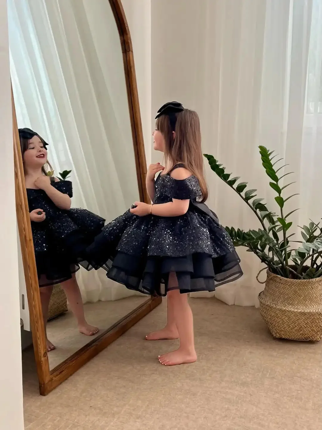 

Customized Black Flower Girl Dresses for Wedding Sequins Knee Length Off Shoulder Birthday Party Elegant Pageant Gowns