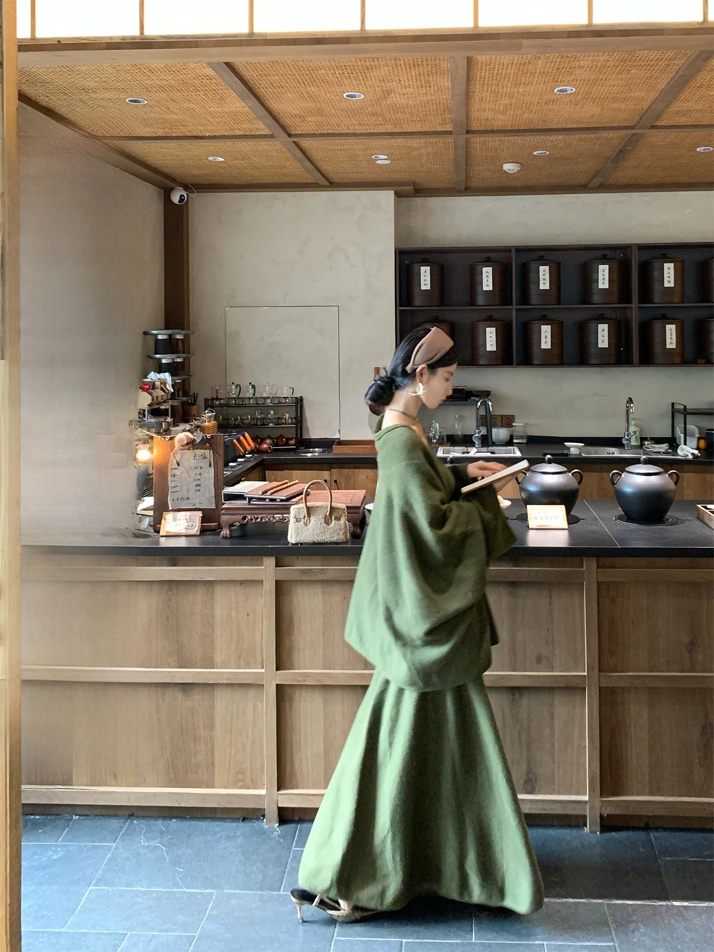 

Комплект из свитера и брюк Walkink Heavyweight Camere в цвете мха, повседневный, с длинными рукавами, с растительным цветочным узором, осенняя одежда для женщин