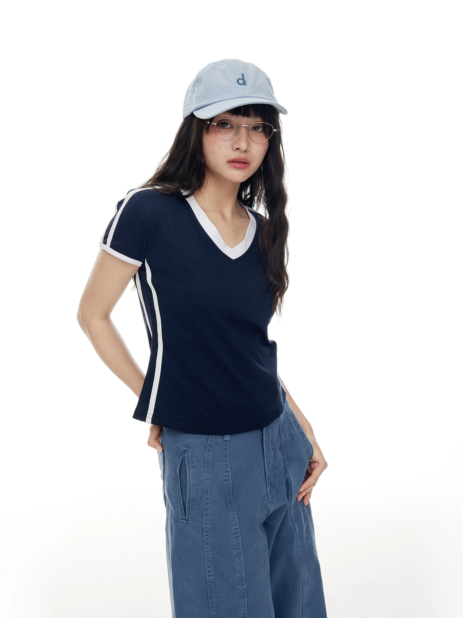 

Американская ретро-футболка с V-образным вырезом и цветными блоками, женская, летняя, 2026, новая, спортивная, приталенная, повседневная, с открытыми плечами