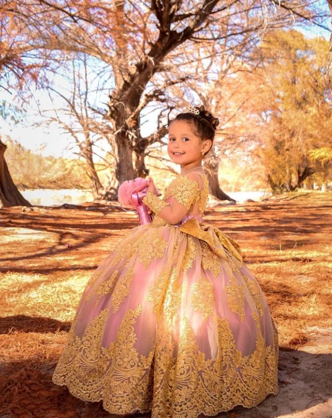 Mini vestidos Quinceanera rosa e dourado, Apliques de tule com arcos, Vestidos de florzinha princesa, Baile mexicano