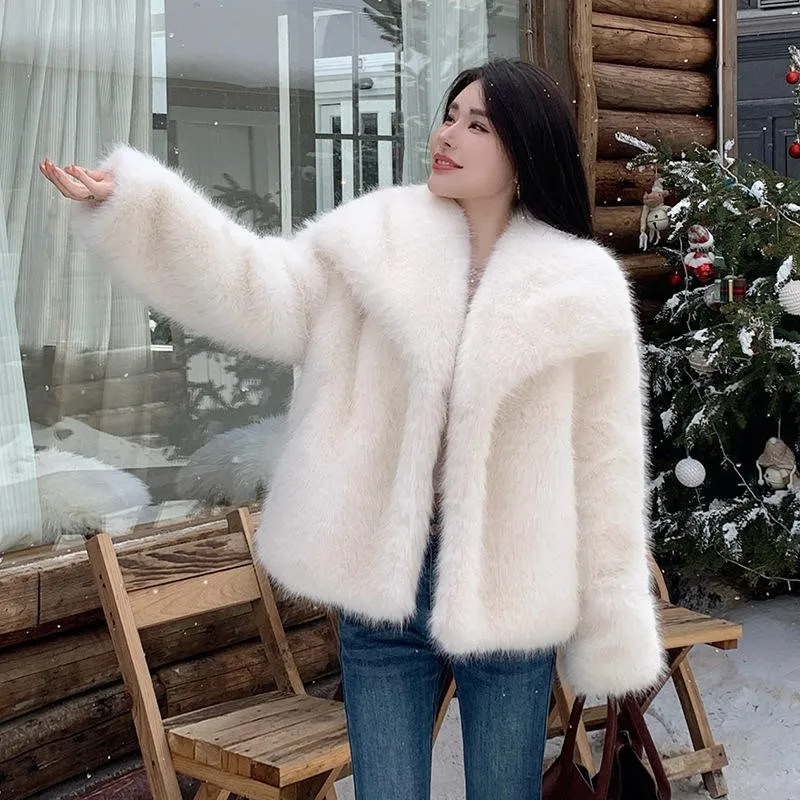 A new style of fur mixed coat with women's lapel and thickened fur fashionable light overcoat