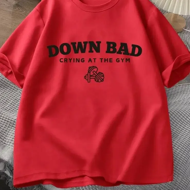 2025 Poetas Torturadas Camiseta Down Bad Crying At The Gym Camisetas Gráficas Mulheres Verão Treino Camiseta Manga Curta