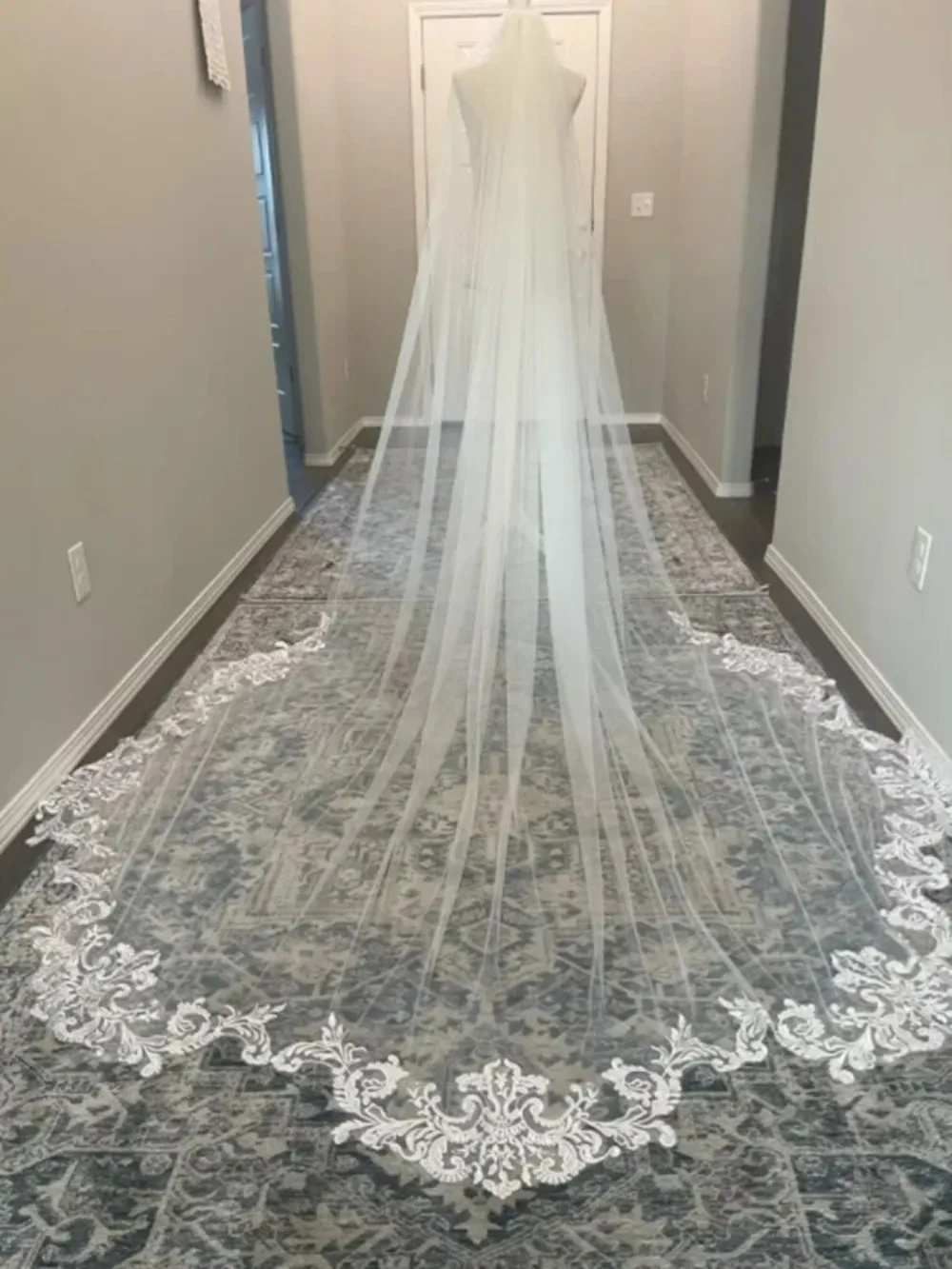 velo-da-sposa-in-morbido-tulle-con-applicazioni-in-pizzo-floreale-accessori-da-sposa