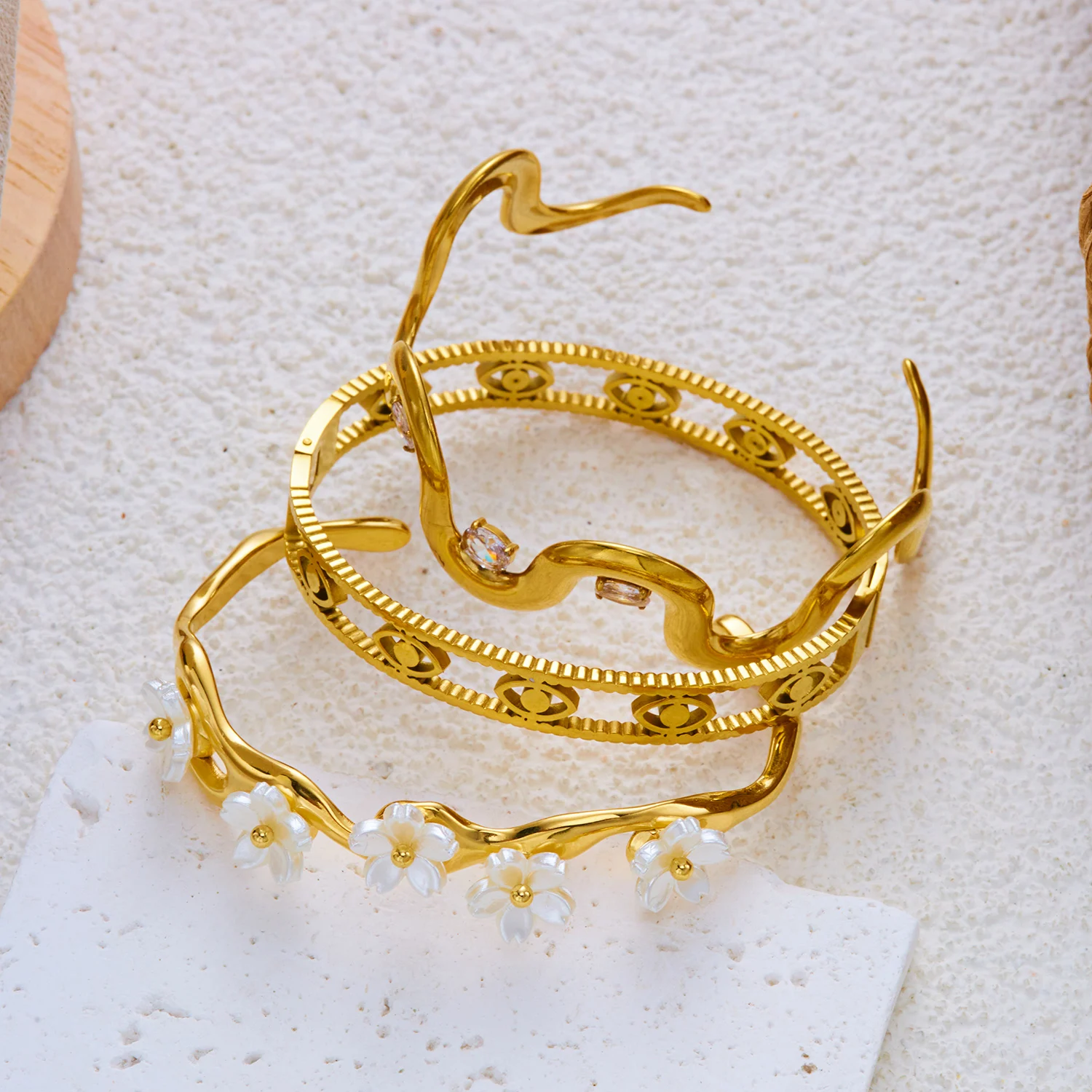 

Vintage Gold Color Floral Cuff Bracelet for Women Waterproof Stainless Steel Resin Flower Coquette Aesthetic Bangle Jewelry