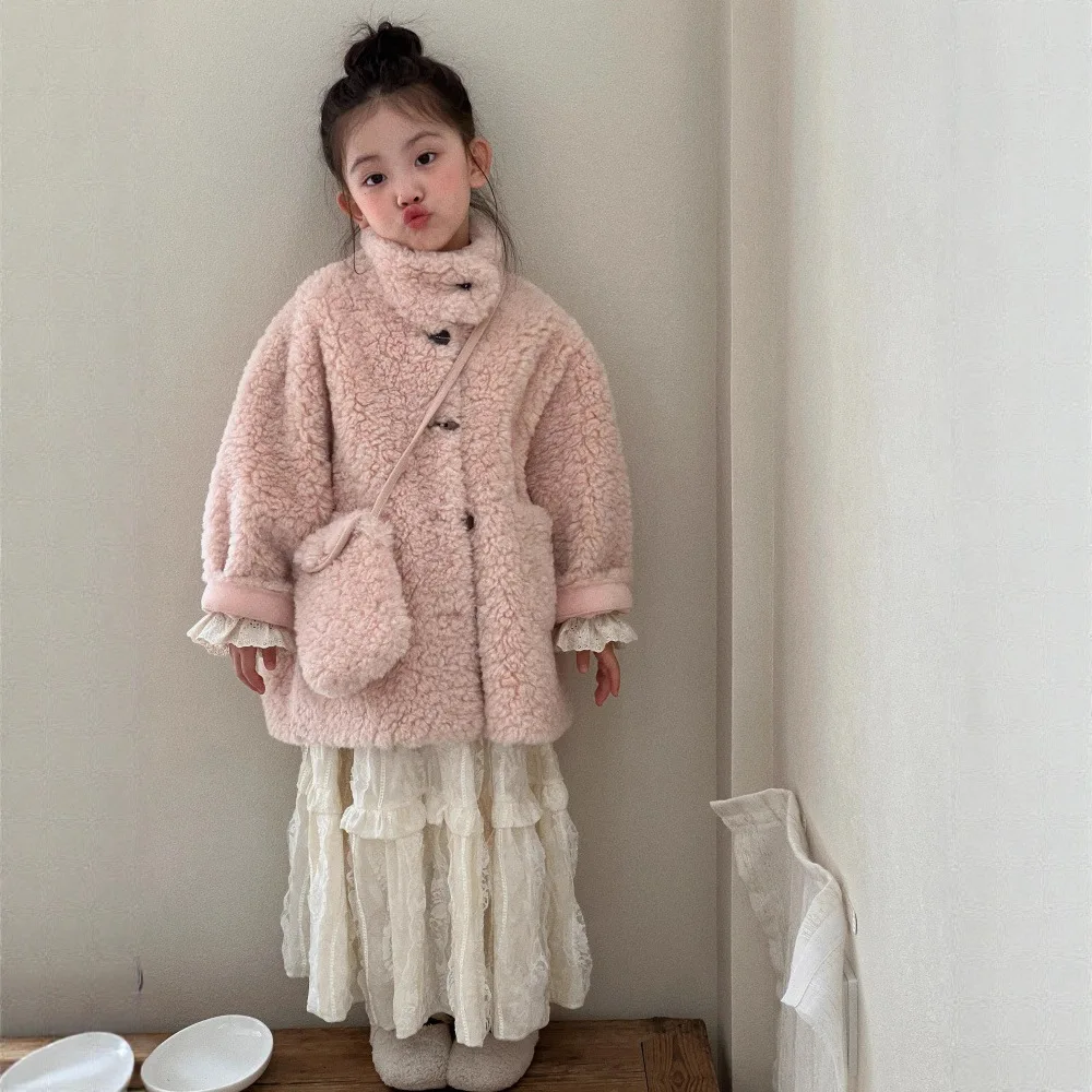 طقم بناتي لخريف وشتاء 2025 معطف كوري جديد وردي متوسط الطول مخملي مطرز تنورة دانتيل عصرية يومية غير رسمية حلوة