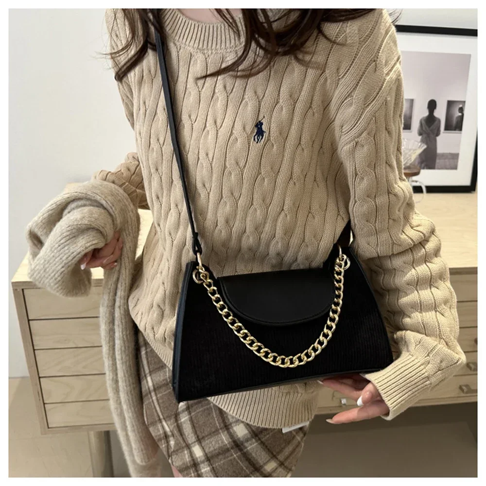 حقيبة يد بسلاسل عصرية للنساء لخريف 2025 غطاء قلاب جديد مقسم متعدد الاستخدامات بكتف واحد حقيبة كروس مربعة صغيرة