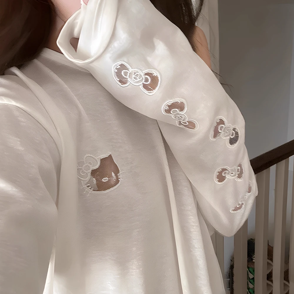 

Футболка Hello Kitty 2025 с вышивкой в корейском стиле и длинным рукавом, женская летняя белая свободная тонкая футболка с защитой от солнца, топ с героями мультфильмов