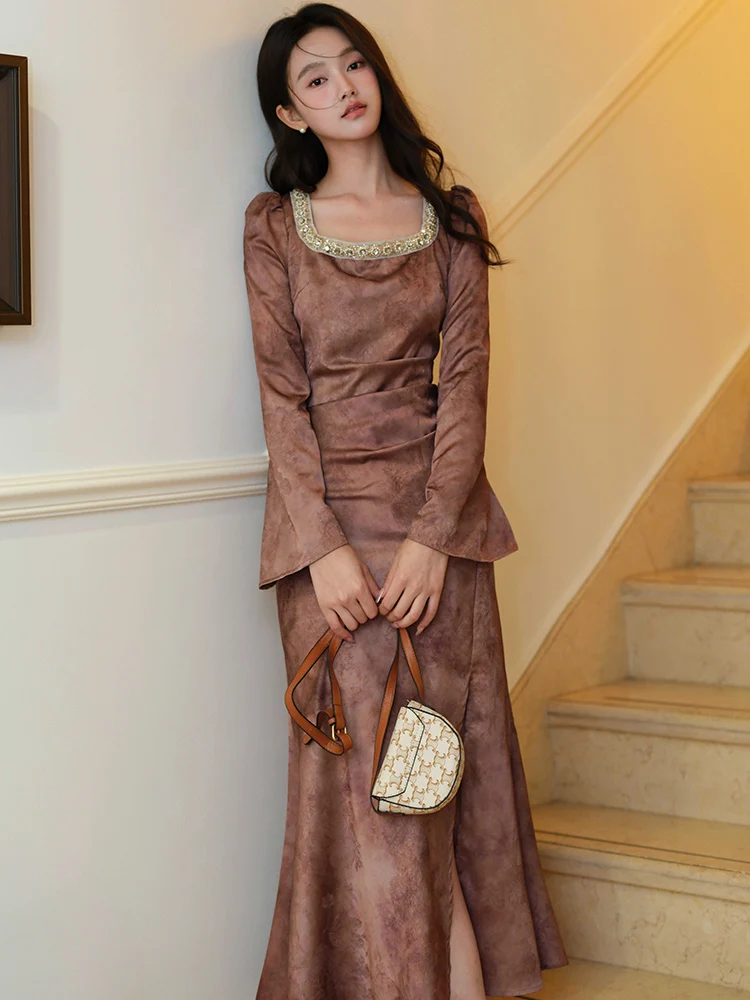 เดรสผู้หญิงลายวินเทจประดับเพชร คอเหลี่ยม หรูหรา สำหรับฤดูใบไม้ร่วงและฤดูหนาว แขนยาว ทรงเข้ารูป สไตล์เกาหลี ปี 2025 แต่งระบายเก๋ไก๋