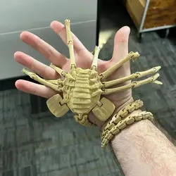 Desktop Decoration Alien Facehugger Model With Flexible Joints Handmade Gifts Alien Face Hugging Insect Model