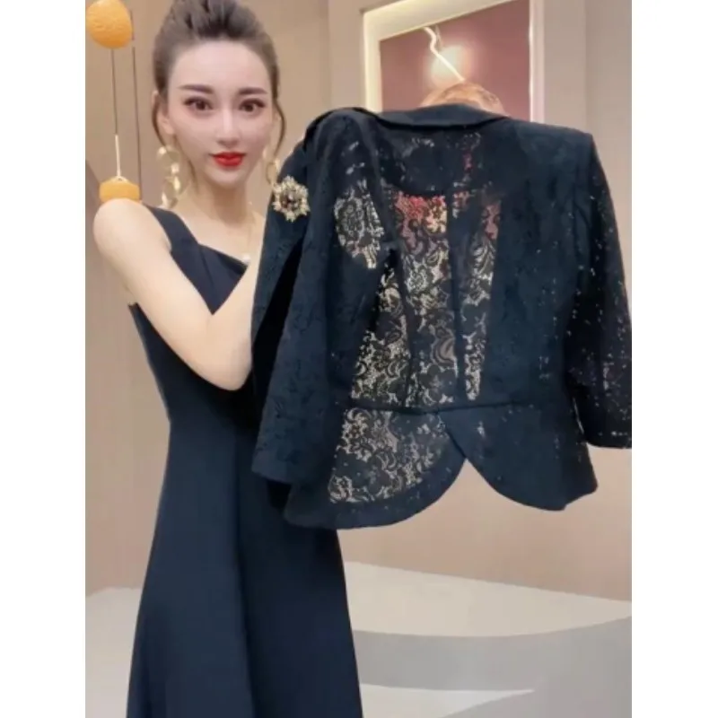 

Модный тонкий кружевной костюм-двойка для женщин: летний новый комплект с вырезами, защита от солнца, жакет и платье на бретельках из полиэстера (55% полиэстер)