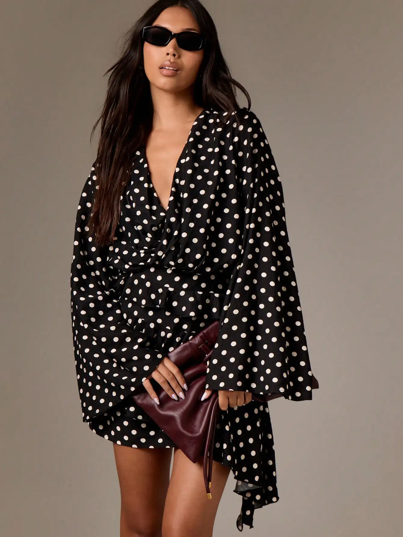 

Асимметричное мини-платье в горошек с V-образным вырезом и длинными рукавами-воланами для вечерних мероприятий осень-зима