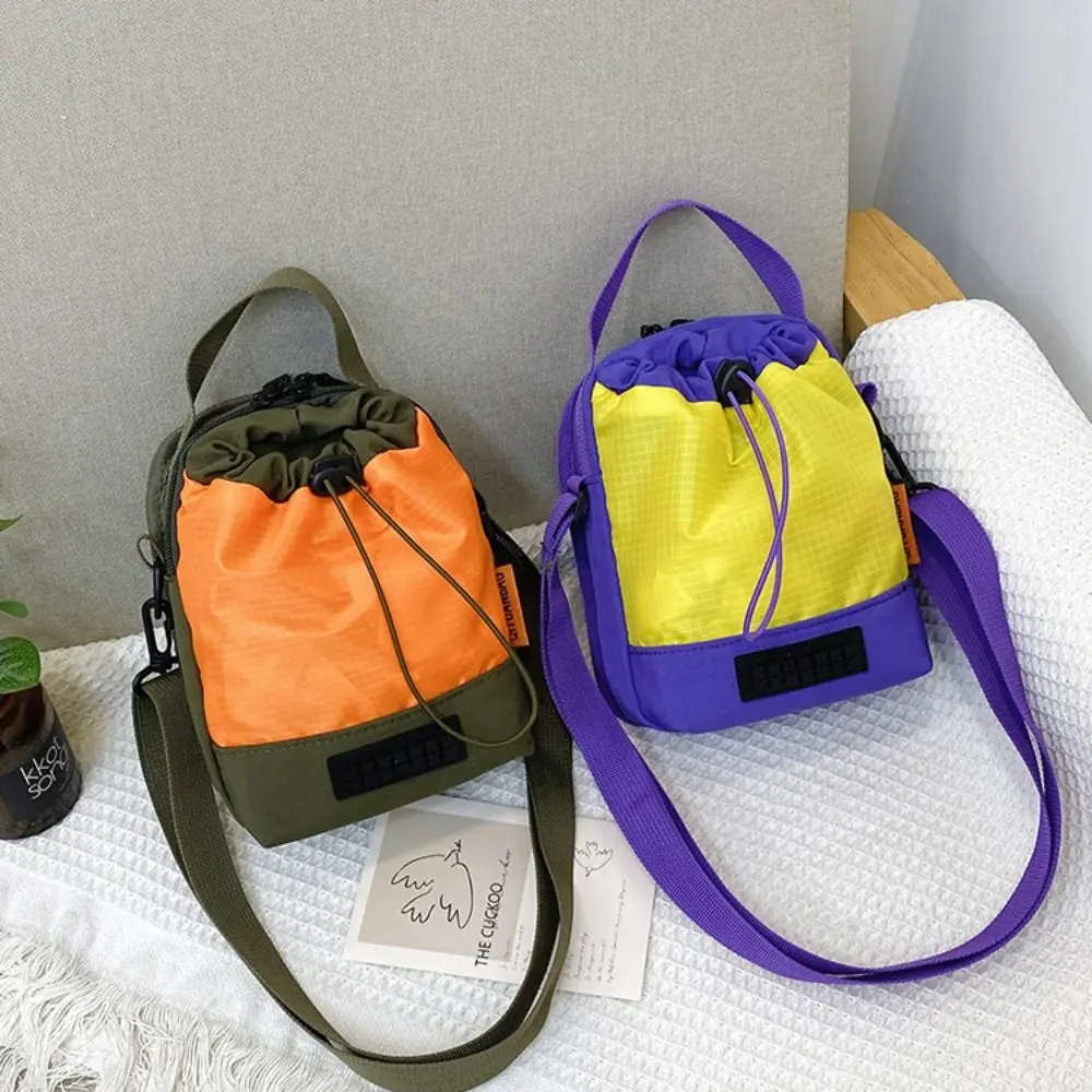 

Сумка-переноска для бутылки с водой контрастного цвета, передний карман, плечевой ремень, держатель для бутылки с водой, шнурок, открытый верх, большое отверстие