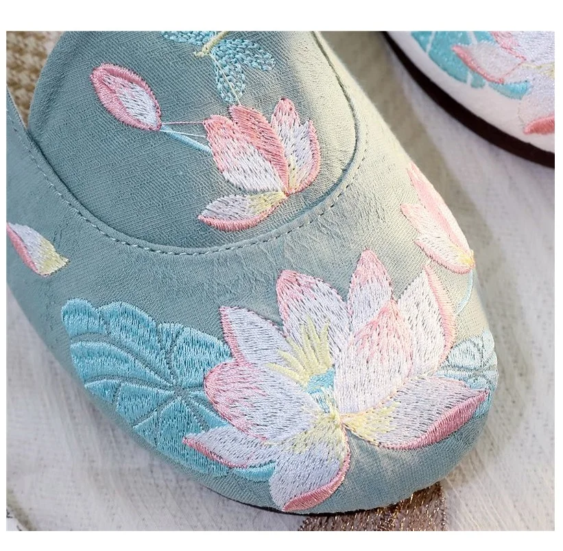 Old Chinese Flats Women Beijing Shoes Elegant Flower Loafers Woman Antiquity Embroidered Shoes Womens Espadrille Flats Mocasin