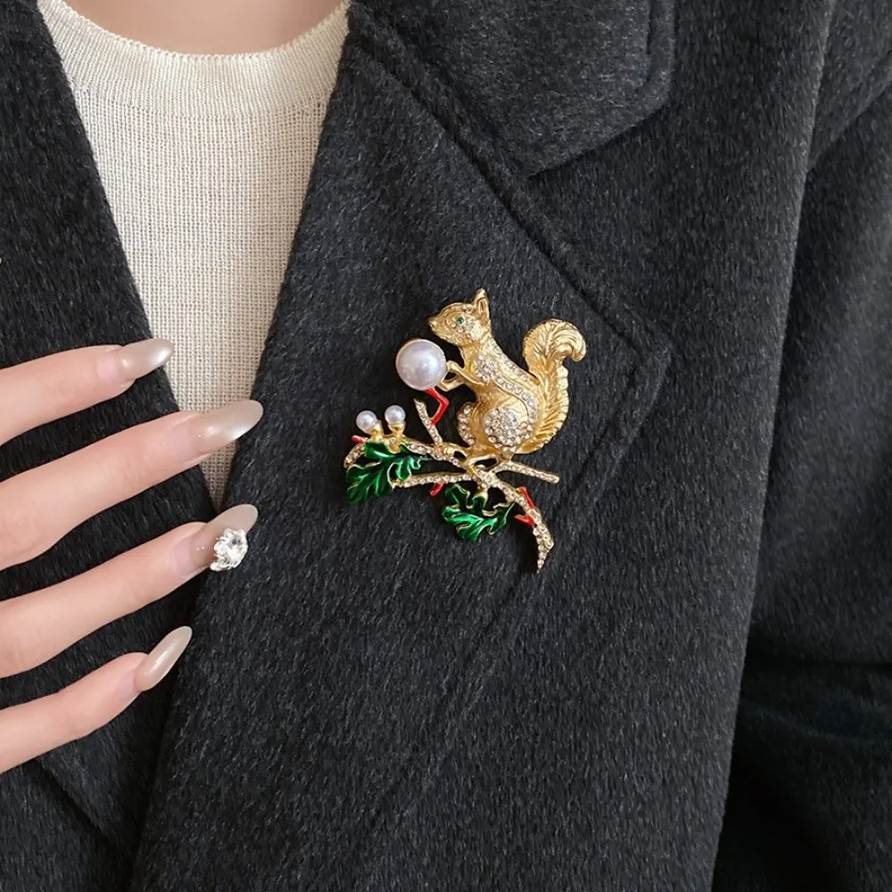 Rhinestone Studded Pearl Enamel Squirrel Brooch Cartoon Animal Metal Alloy Vintage Squirrel Pin Gold Squirrel