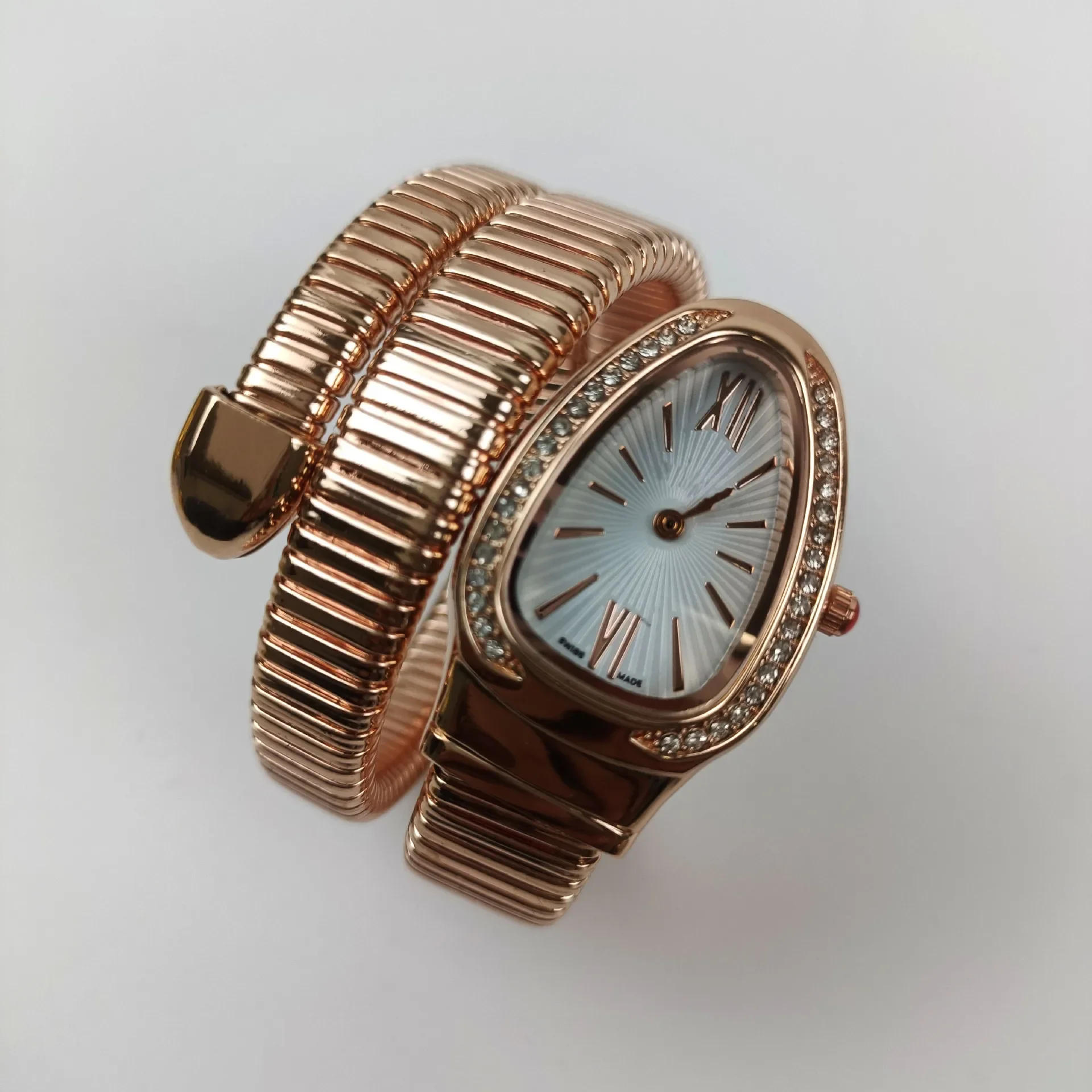 Jam Tangan Wanita Terbaru 2025 Mewah Bahan Stainless Steel Quartz Berkualitas Tinggi Model Gelang Fashion Warna Emas Khusus Wanita