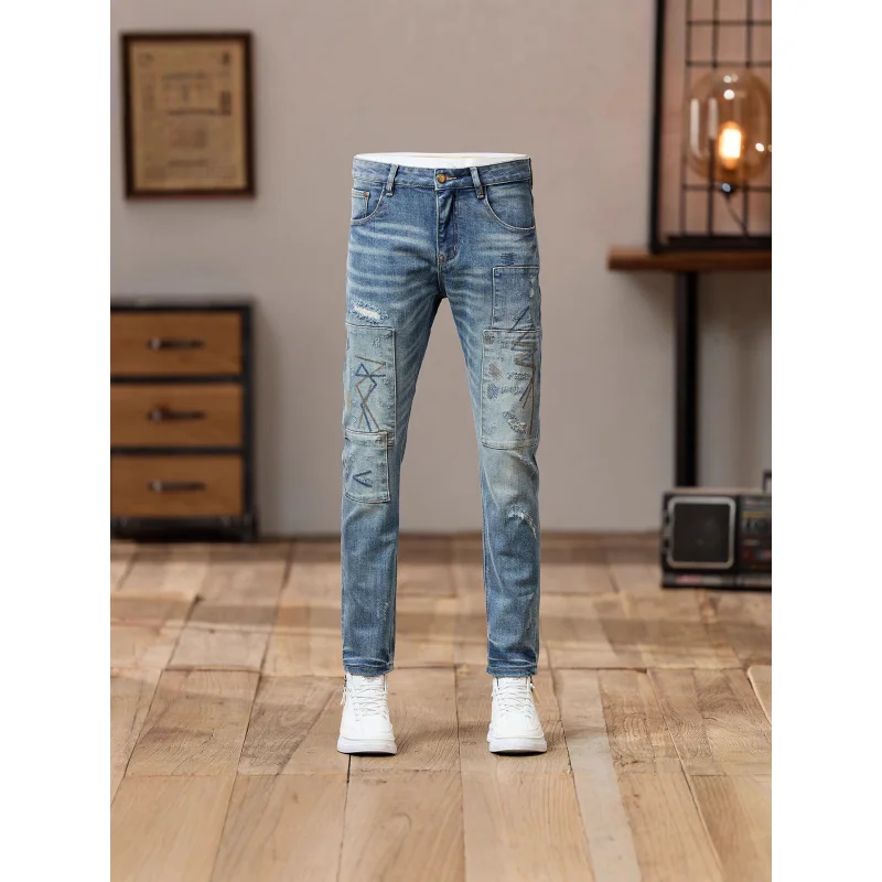 กางเกงยีนส์สีน้ำเงินวินเทจปี 2025 สำหรับผู้ชาย แบรนด์ทันสมัย ปักลาย แต่งขาด ดีไซน์แบบปะติด สไตล์เรโทร ทรงเข้ารูป ทรงสกินนี่