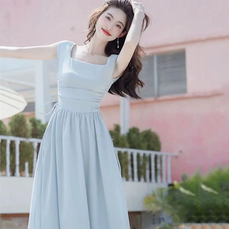 فستان بحمالات بيضاء على الطراز الفرنسي للنساء كوري أنيق برباط عالي الخصر فساتين طويلة صيفية بدون أكمام وياقة مربعة