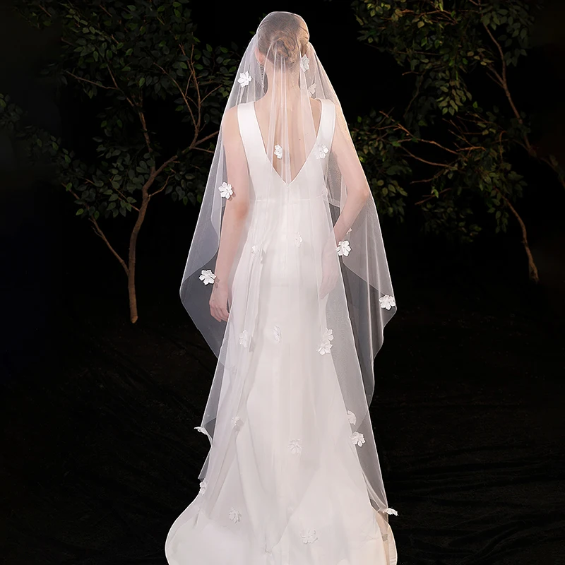 white and elegant bridal veil, suitable for women's weddings with a floor level veil (excluding earrings)