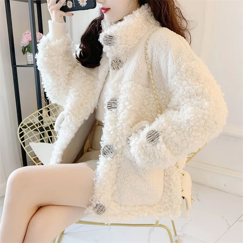 

2023 Autumn and Winter New Style Small Fragrant Style Design Feel Button Lamb Hair Net Red Short Style Small Coat Women's Trend