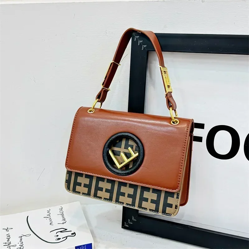 

Women's Leather Tote Bag - Crossbody Messenger Style Handbag With Classic Elegant And Trendy Look