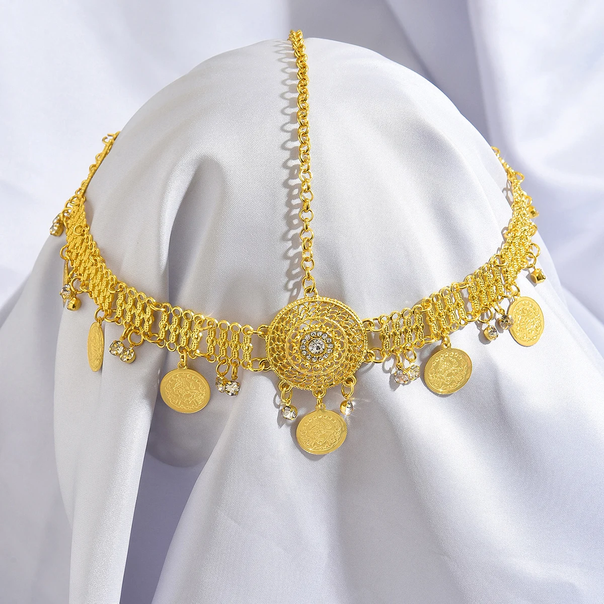 

Позолоченная цепочка на голову в стиле ретро-дворца: дизайн с полым резным кулоном в виде монеты. Идеально подходит для шаров, аксессуаров для сценических выступлений.