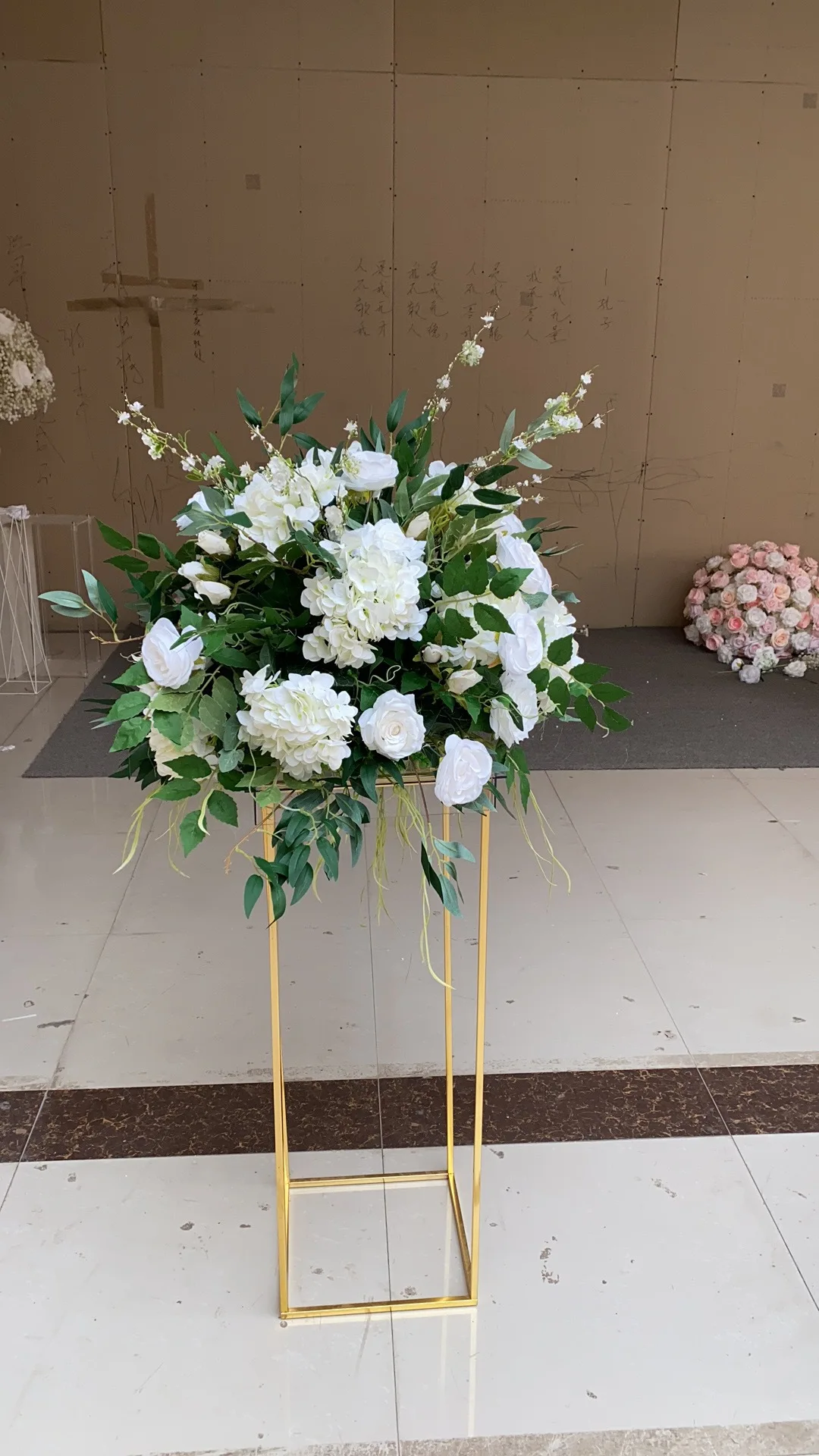 Künstliche Grünblätter Hortensie Rosenblütenkugel Hochzeitstisch-Mittelstück Kerzenhalter Geometrischer Ständer Blumendekoration Event-Bühne – Detail 2