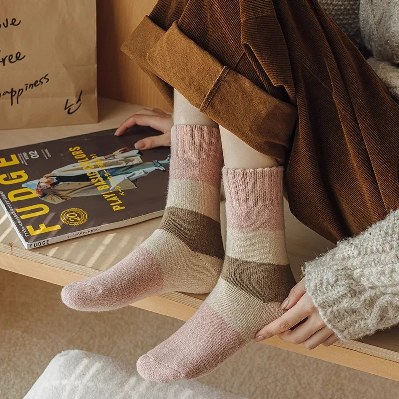 4 Paar Damen-Wintersocken mit dickem Mittelrohr, modische Streifen, warm, Plüsch, weich, bequem, für Zuhause, Outdoor, Freizeit – Detail 4