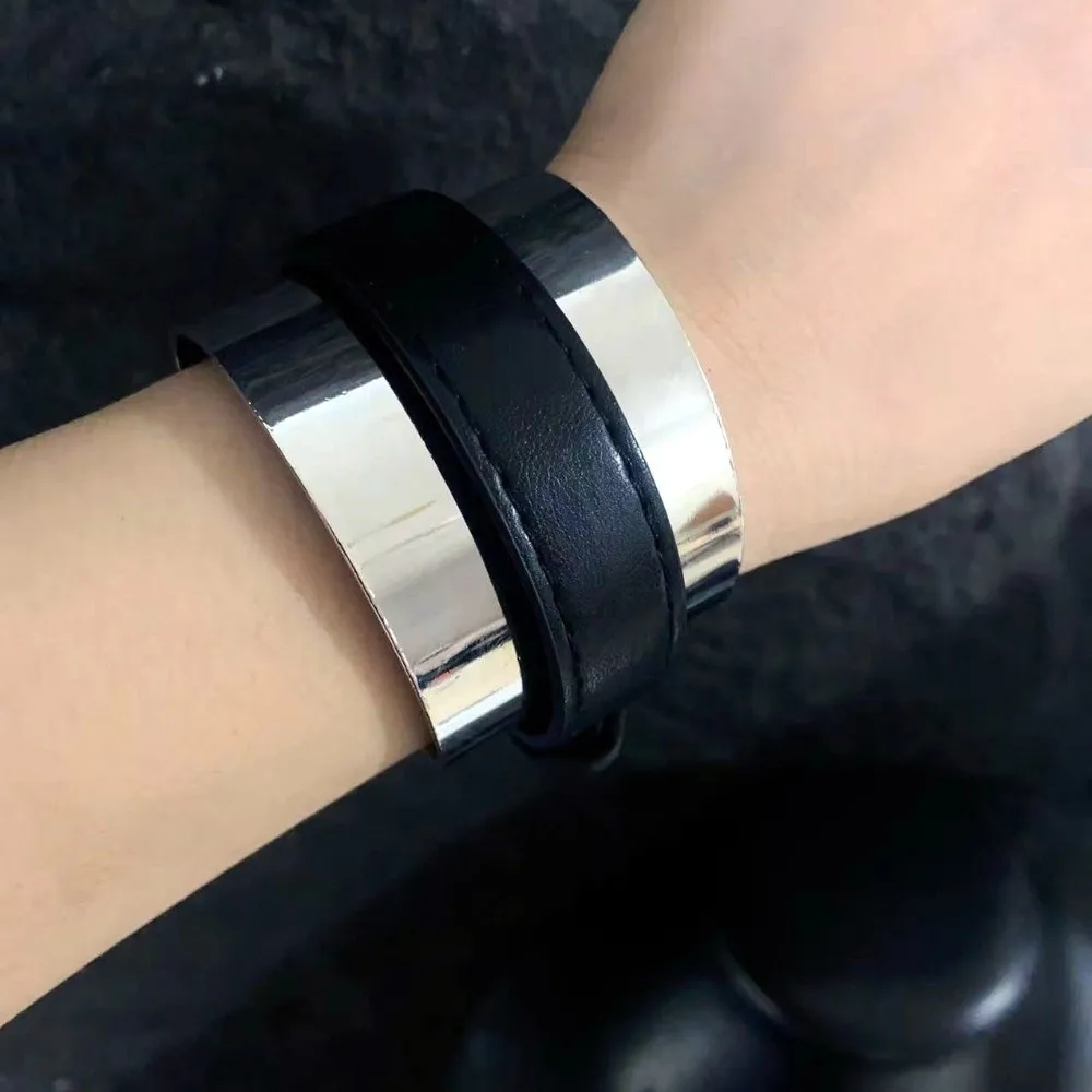 سوار معدني مبالغ فيه من الجلد بإبزيم حزام ذهبي فضي وسوار من الجلد ومجوهرات معصم هندسية للنساء مفتوحة