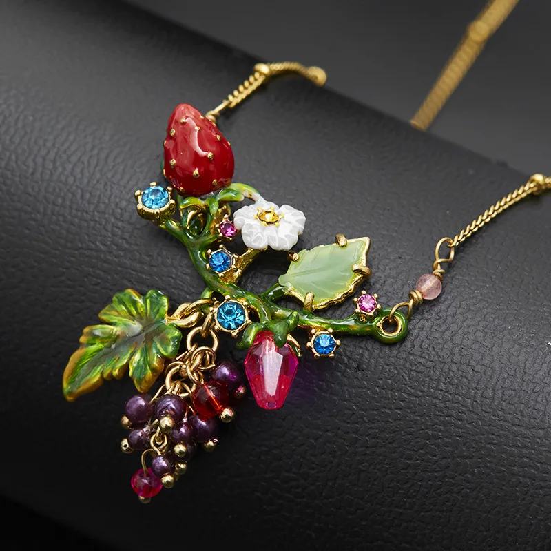 

Fashion Niche Drip Oil Strawberry Grape Leaf Small White Flower Mini Round Natural Stone Purple Glass Pearl Necklace for Women